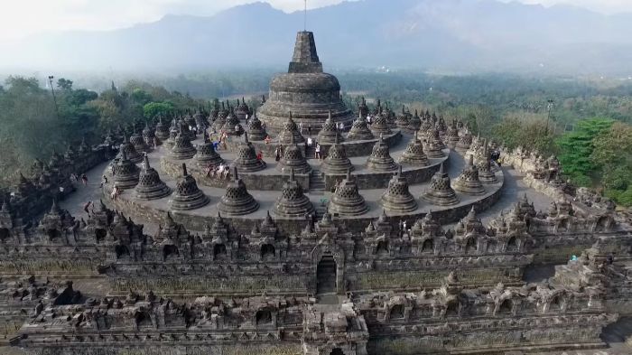 Borobudur temple indonesia wikimedia commons credit Viral: Eskalator di Candi Borobudur?