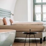 https://assets.promediateknologi.id/crop/0x0%3A0x0/750x500/webp/photo/p1/10/2023/08/27/bedroom-3475656_1280-3997676205.jpg