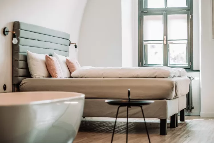 https://assets.promediateknologi.id/crop/0x0%3A0x0/750x500/webp/photo/p1/10/2023/08/27/bedroom-3475656_1280-3997676205.jpg