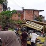 Kecelakaan lalu lintas terjadi di Kabupaten Kerinci, Jambi, antara bus pengangkut personel Brimob dengan sebuah truk pengangkut barang, Jumat (12/9/2025) siang