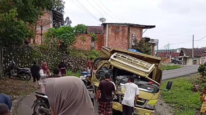 Kecelakaan lalu lintas terjadi di Kabupaten Kerinci, Jambi, antara bus pengangkut personel Brimob dengan sebuah truk pengangkut barang, Jumat (12/9/2025) siang