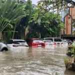 Mobil-mobil tergenang banjir di Jalan Gunung Soputan, Denpasar. (Ni Made Lastri Karsiani Putri/detikBali)