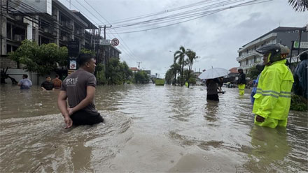 Banjir di sekitar Simpang Dewa Ruci, Badung, Bali. (I Nyoman Adhisthaya Sawitra/detikBali)
