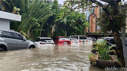 Mobil-mobil tergenang banjir di Jalan Gunung Soputan, Denpasar. (Ni Made Lastri Karsiani Putri/detikBali)