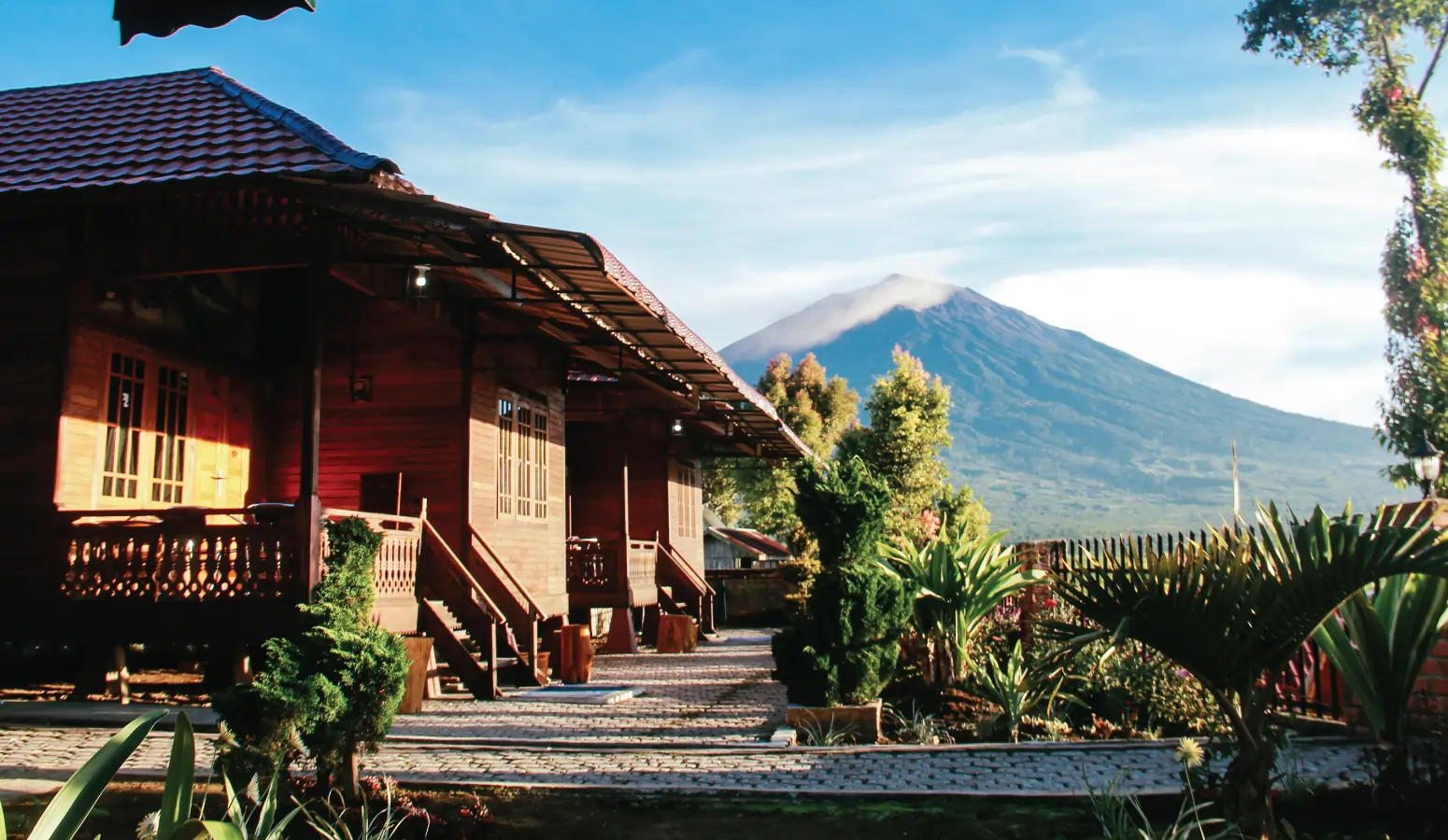 Penginapan Flamboyan di Kerinci – Akomodasi Ideal untuk Liburan & Bisnis di Sungai Penuh